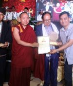 डंम्फु सेलो द्वारा अर्गानीक वर्ल्ड ग्रुप प्रा ली सम्मानित